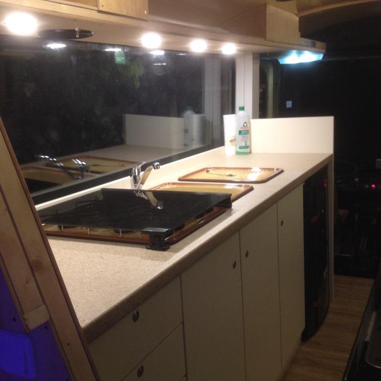 fertig montierte Küche mit eingeschalteter Beleuchtung