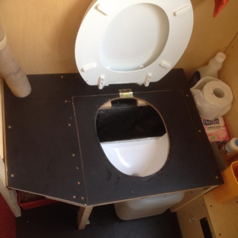 Toilette mit Urinabscheider und Tank, sowie Auffangkasten