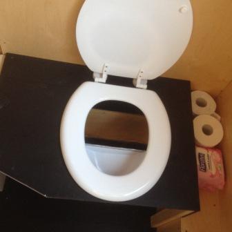 Montierte Toilette mit Trenneinsatz